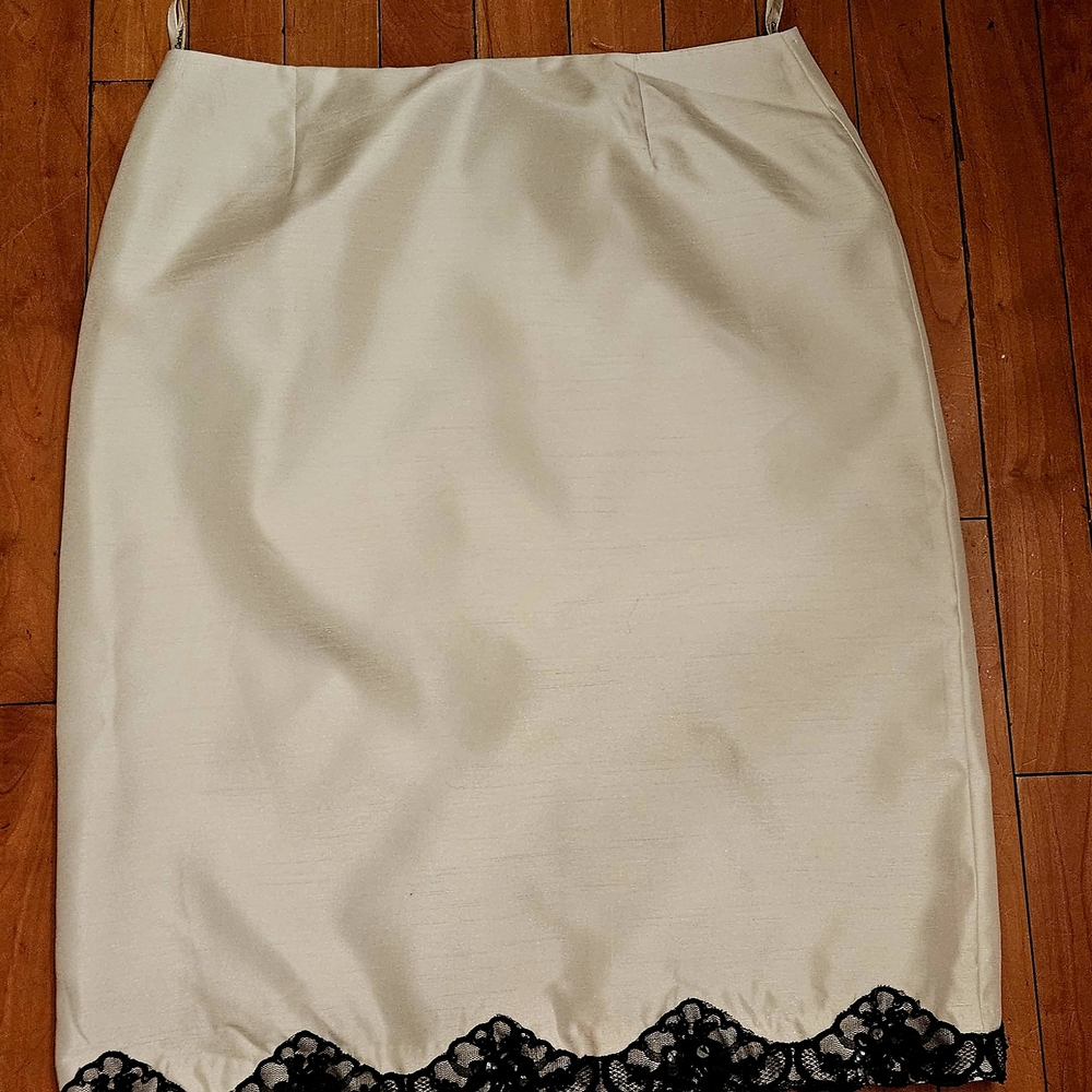 VINTAGE, CACHET, SZ 8 Elegant Cream Skirt with Black Lace Trim